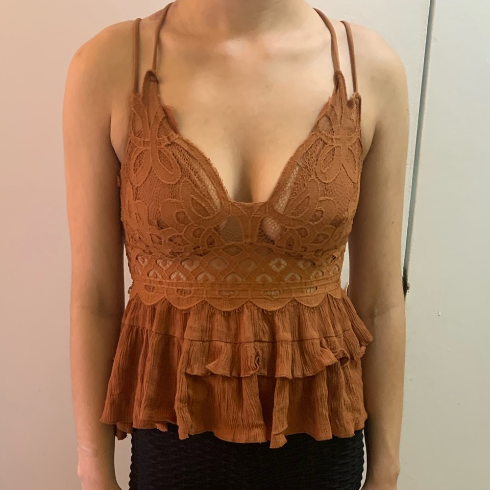 Color Alien orange ruffles top.